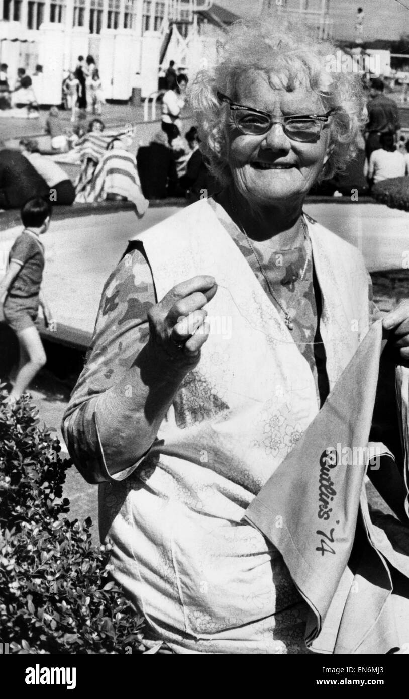 Janet Robinson 77, de Toronto, Canadá, disfruta de su viaje anual a Butlins en Ayr, 30 de julio de 1974. Janet hace las 8000 millas de ida y vuelta al trabajo en el departamento de lino cada año durante los últimos nueve años, y periódicamente desde 1957. Foto de stock