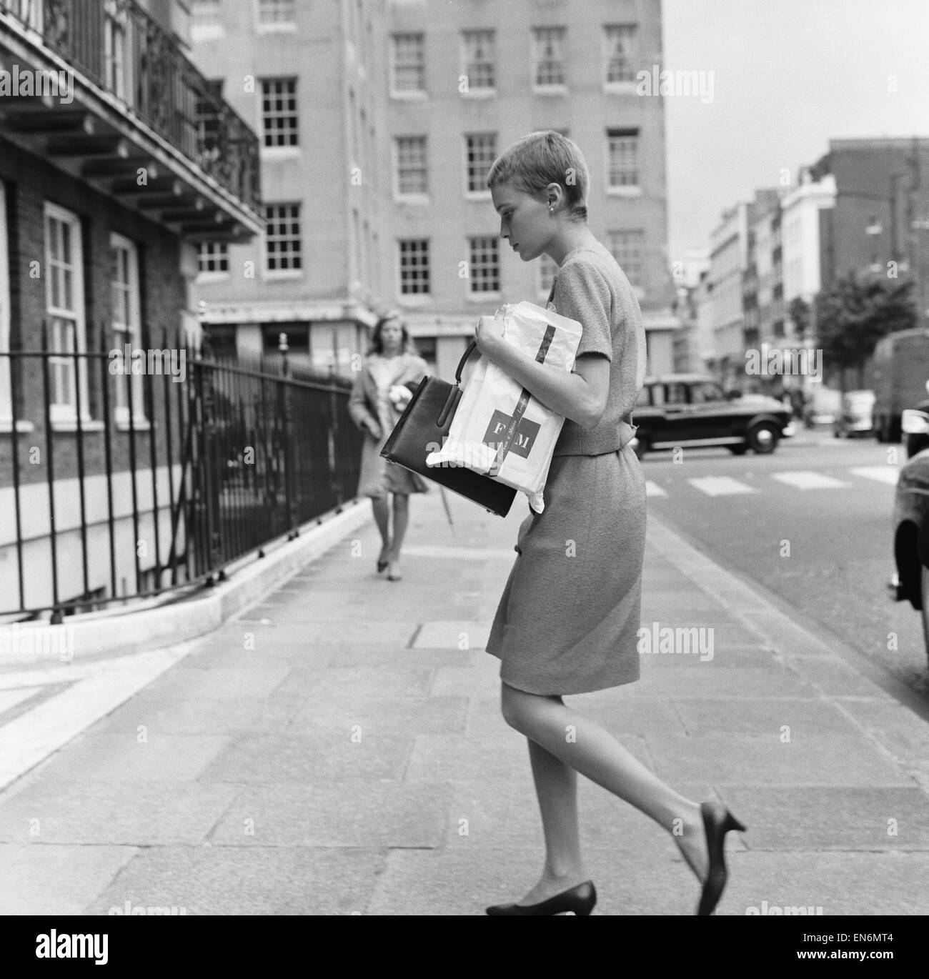 Mia Farrow, visto aquí Grosvenor Square regresar a su apartamento después de un viaje de compras a Fortnum y albañiles con el cantante Marion Ryan. Farrow está en Londres con su nuevo esposo Frank Sinatra. 1 de agosto de 1966. Foto de stock