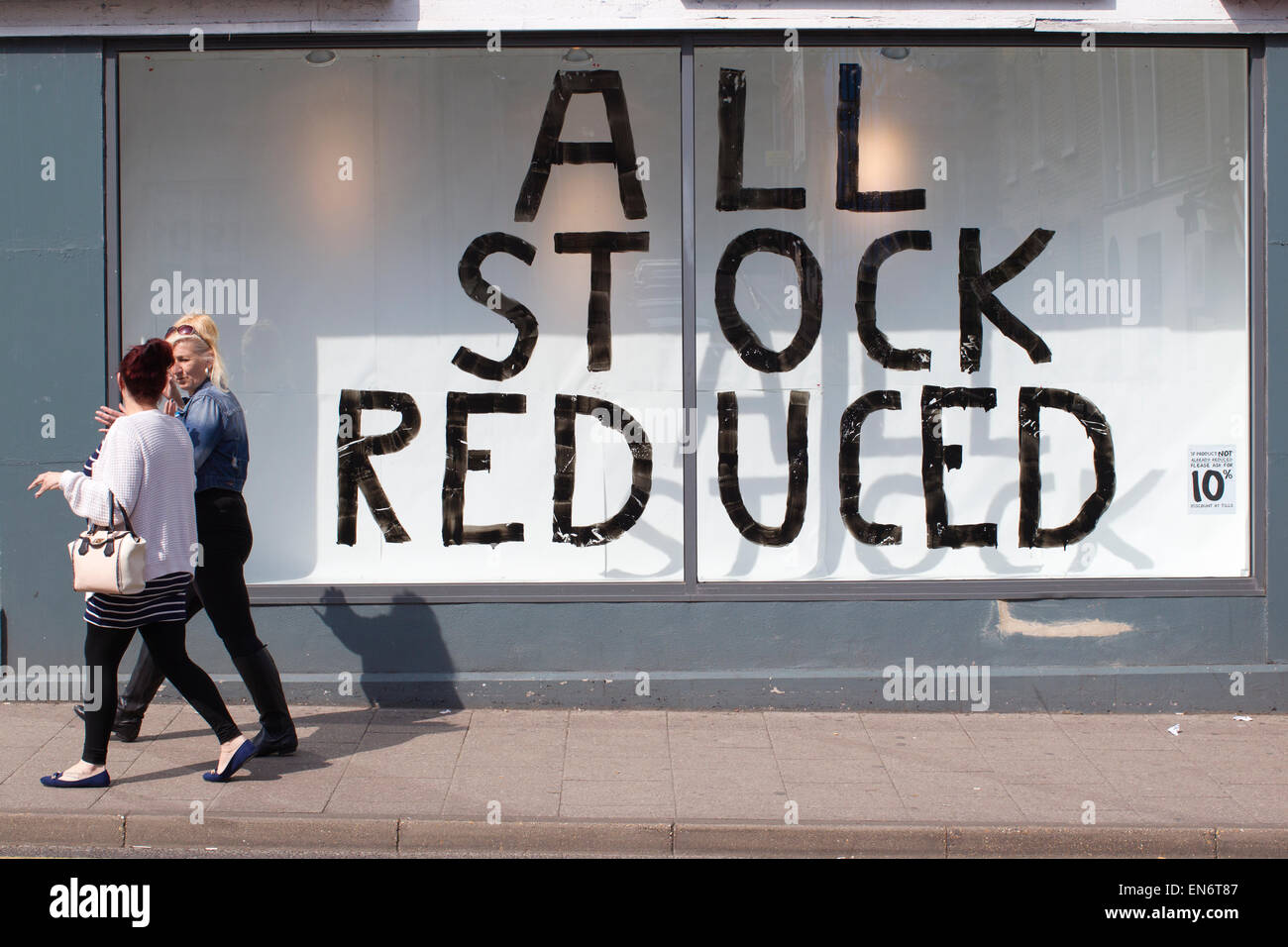 Todas las existencias reducidas firmar en High street escaparate donde el crecimiento económico muestra signos de desaceleración, Ramsgate, UK Foto de stock