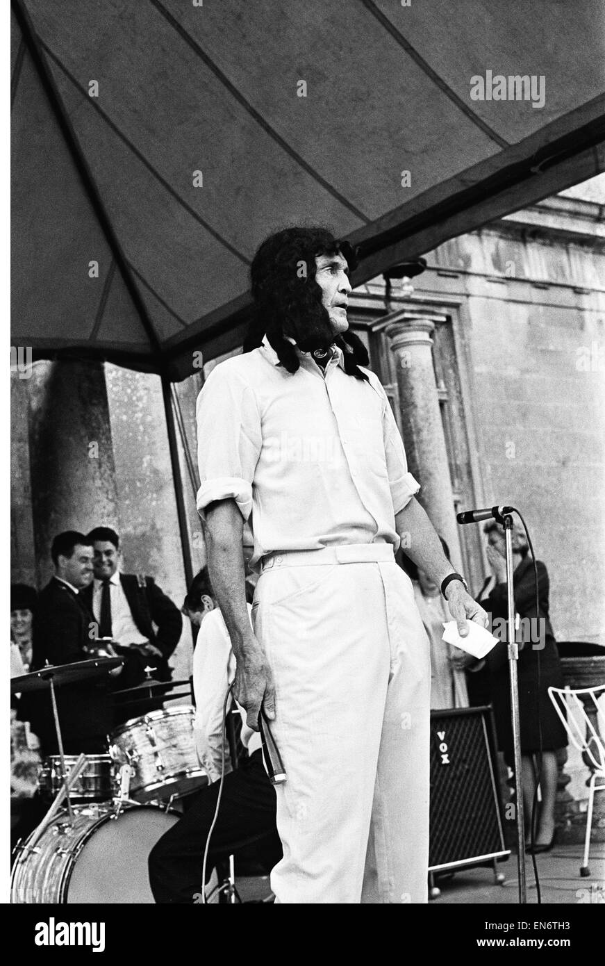 Los Rolling Stones en Longleat, casa de Lord Bath. El marqués de Bath con  una peluca en el escenario. El 2 de agosto de 1964 Fotografía de stock -  Alamy