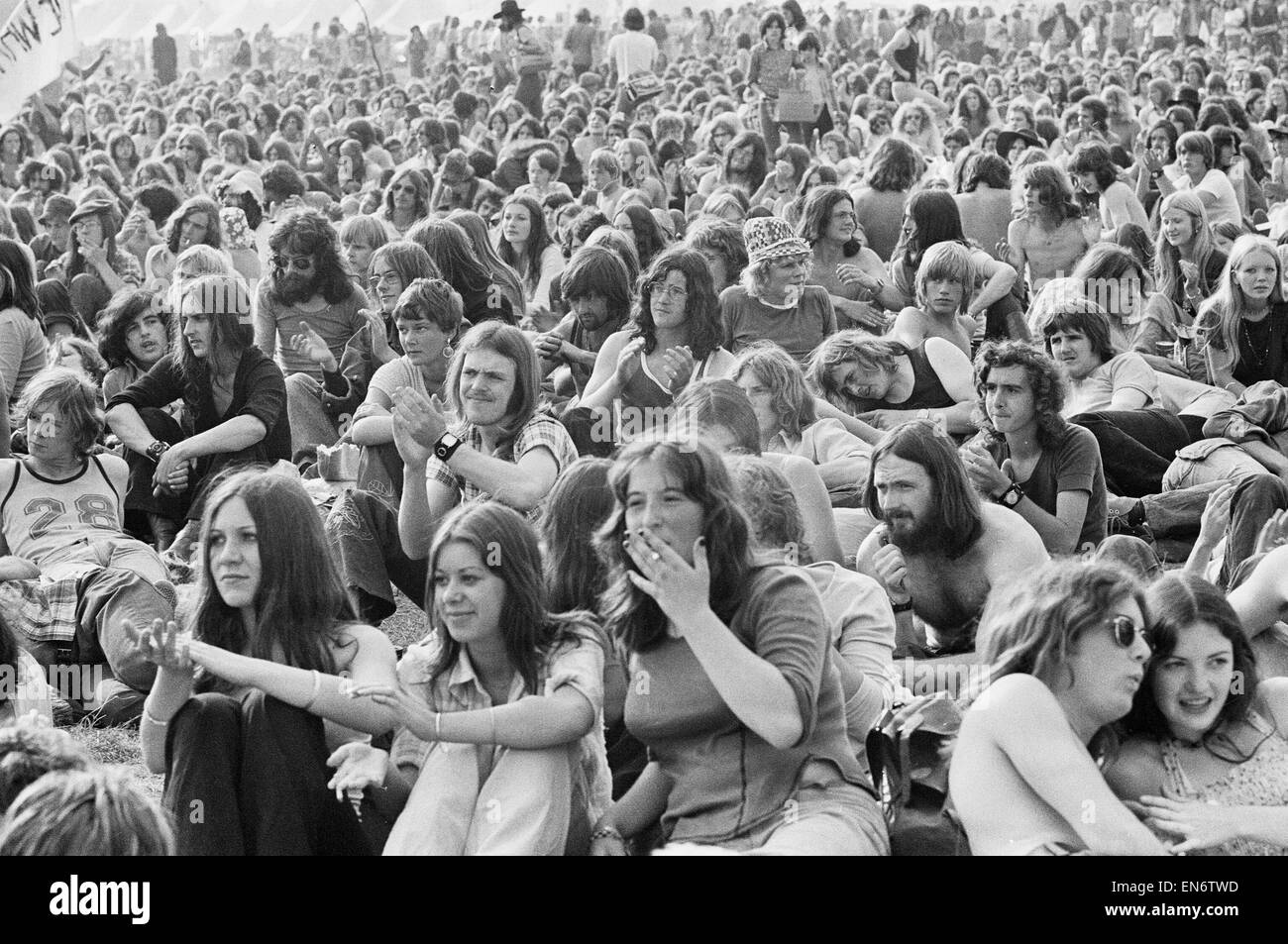 Leer Pop Festival. multitudes esperando por las bandas para tomar el escenario durante el festival. El 24 de agosto de 1973. Foto de stock