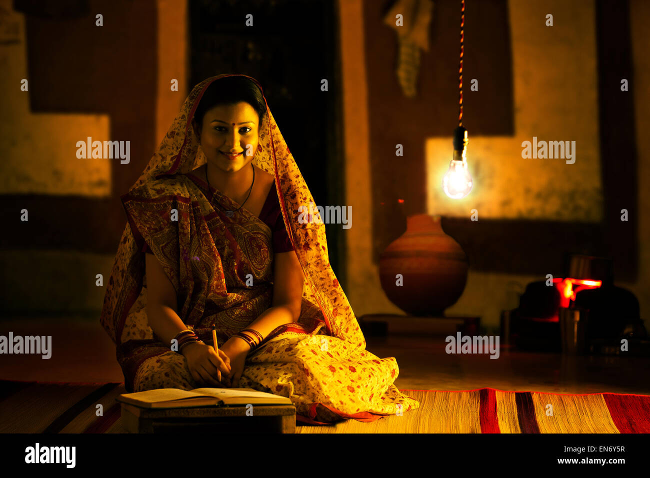Retrato de mujer rural estudiar por la noche Foto de stock