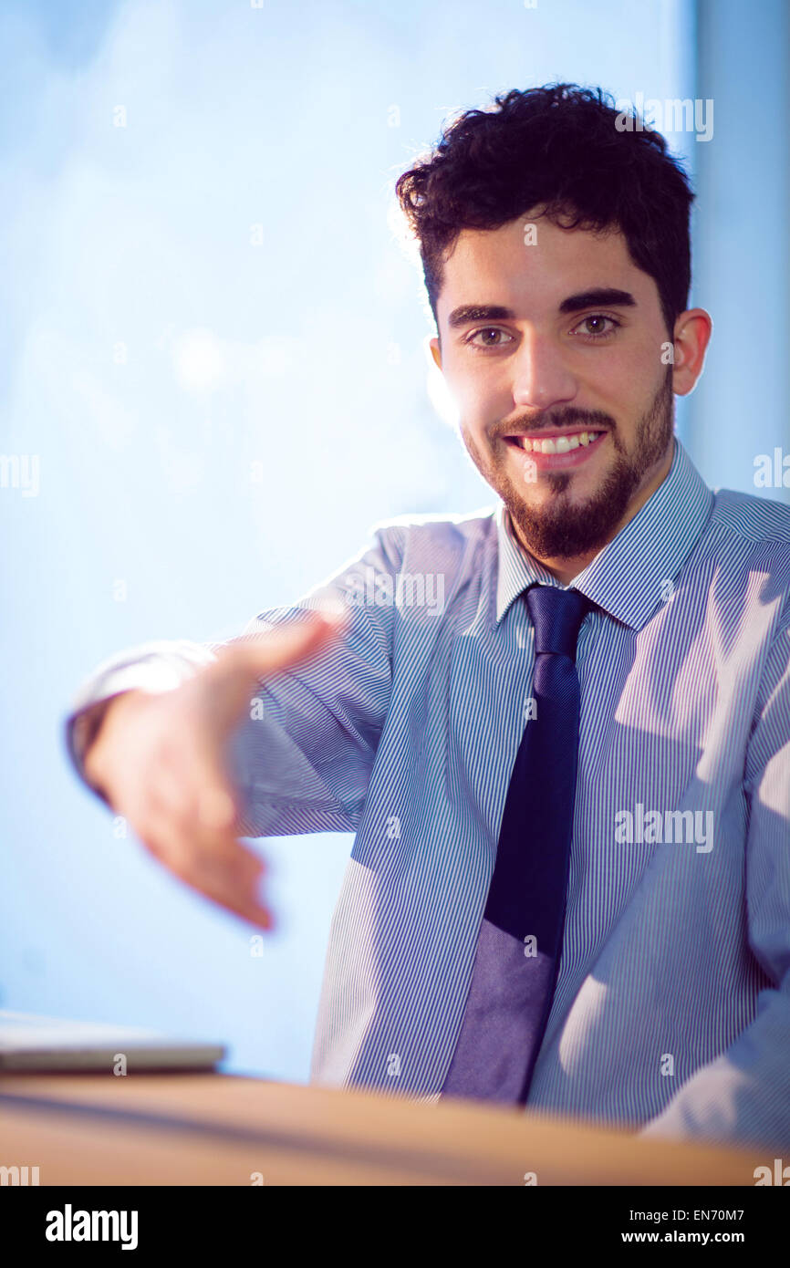 El empresario ofrece a estrecharse las manos Foto de stock