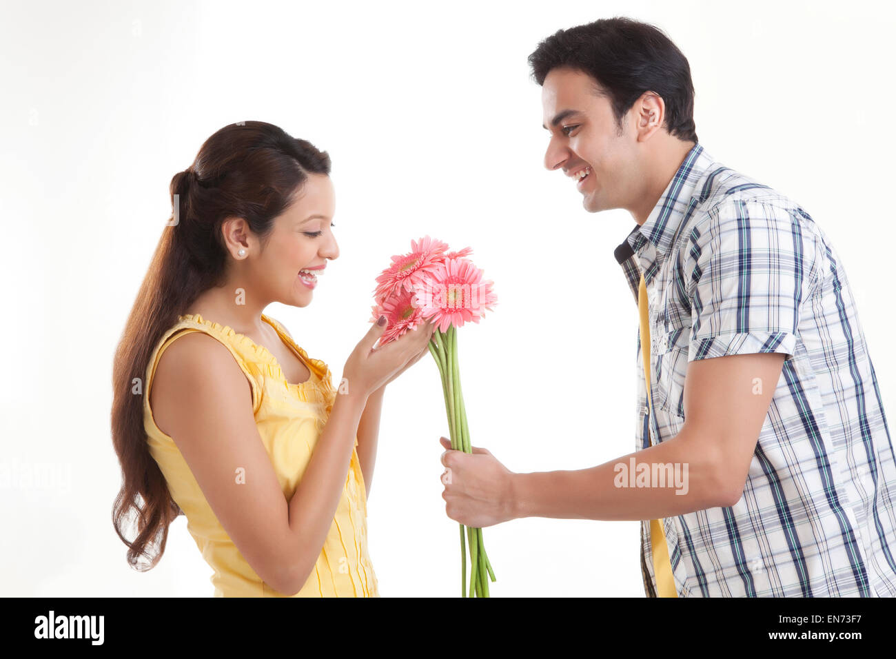 Hombre dando flores a la mujer fotografías e imágenes de alta resolución -  Alamy