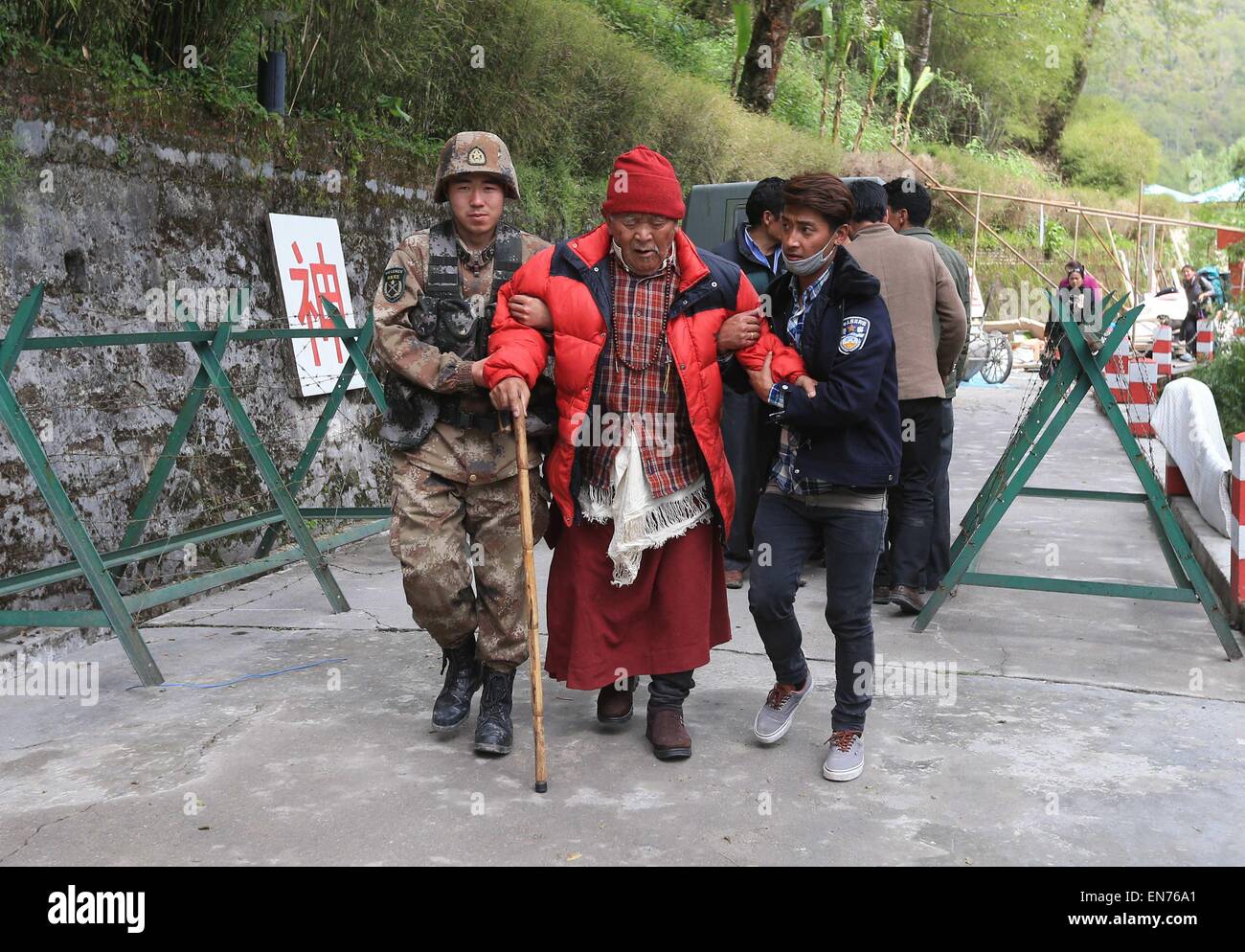 Zham, Región Autónoma del Tíbet de China. 29 abr, 2015. Los Rescatadores evacuar un anciano en quake-hit Zham ciudad en la frontera de Nepal, en el suroeste de la Región Autónoma del Tíbet de China, 29 de abril de 2015. El tráfico se reanuda el martes por la tarde en los 37 kilómetros de carretera que conduce a Ciudad en Nyalam Zham County, permitiendo a los socorristas y materiales de socorro para obtener, de acuerdo con la sede de rescate. © Chogo/Xinhua/Alamy Live News Foto de stock