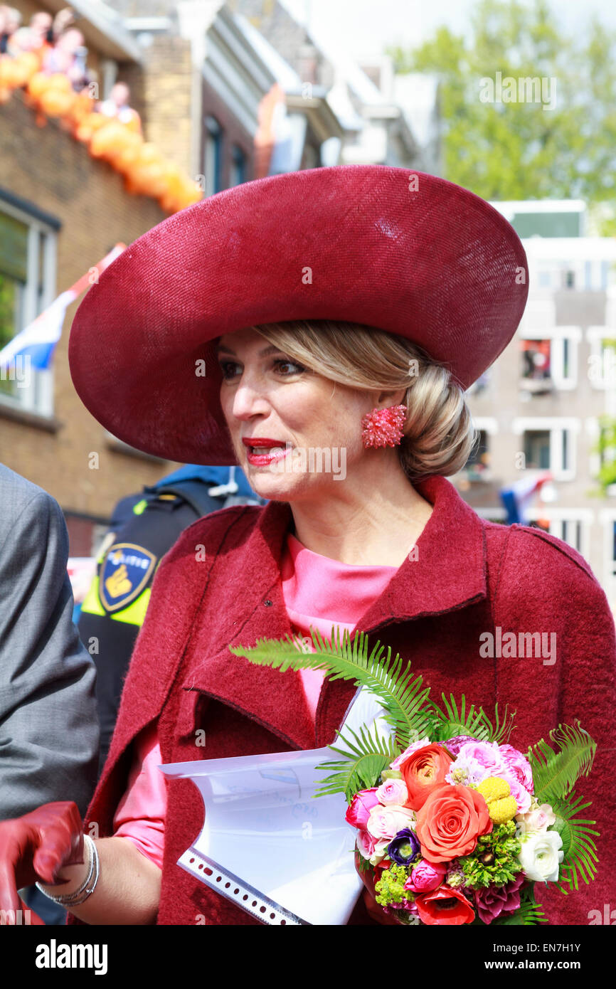 DORDRECHT, PAÍSES BAJOS - Abril 27, 2015: la Princesa Máxima de Holanda saludo al público durante su visita a Dordrecht en los tradicionales festejos del Día de Reyes. Crédito: Tony Taylor/Alamy Live News Foto de stock