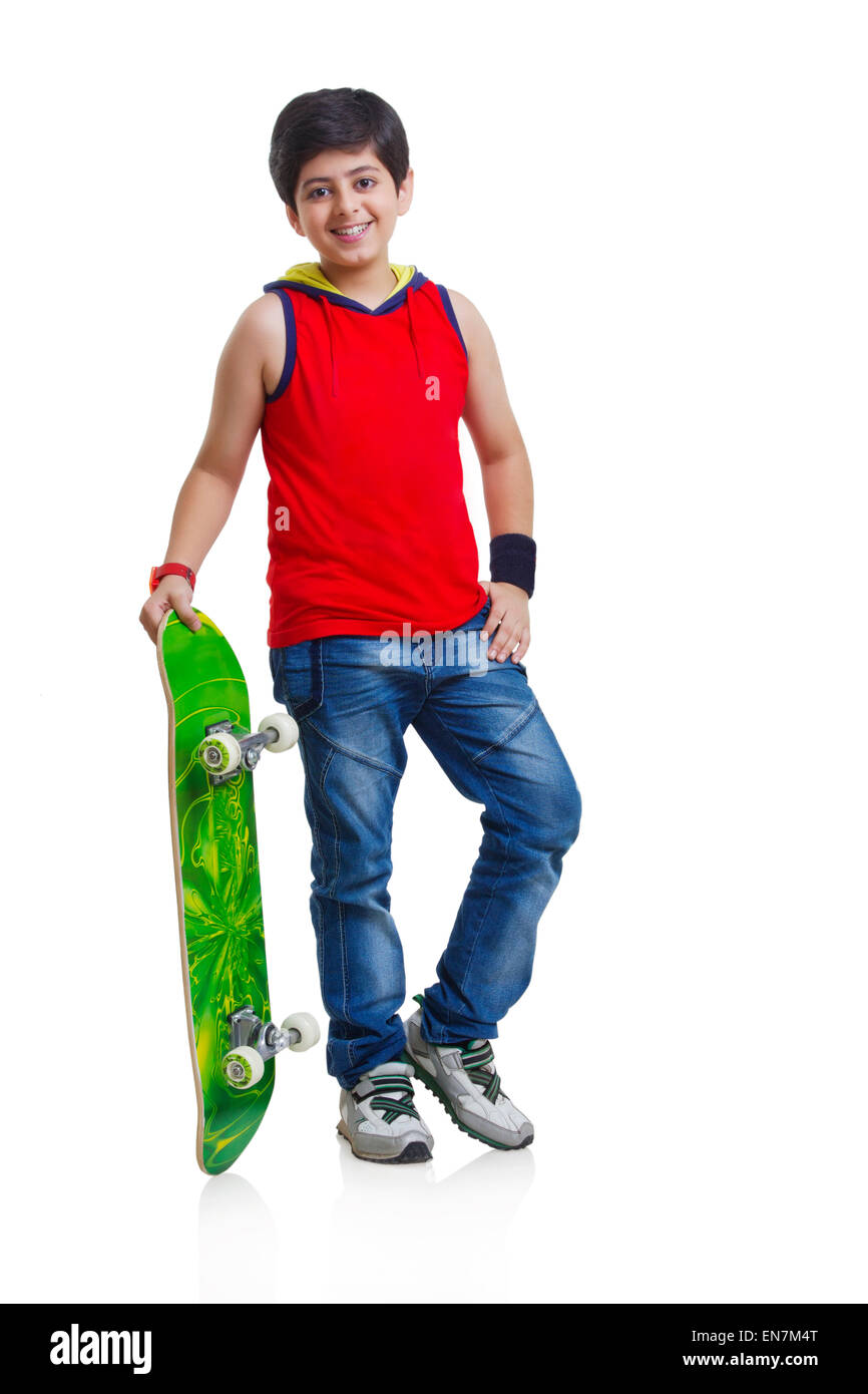 Retrato De Un Pequeño Niño Practicando Skateboard Fotos, retratos
