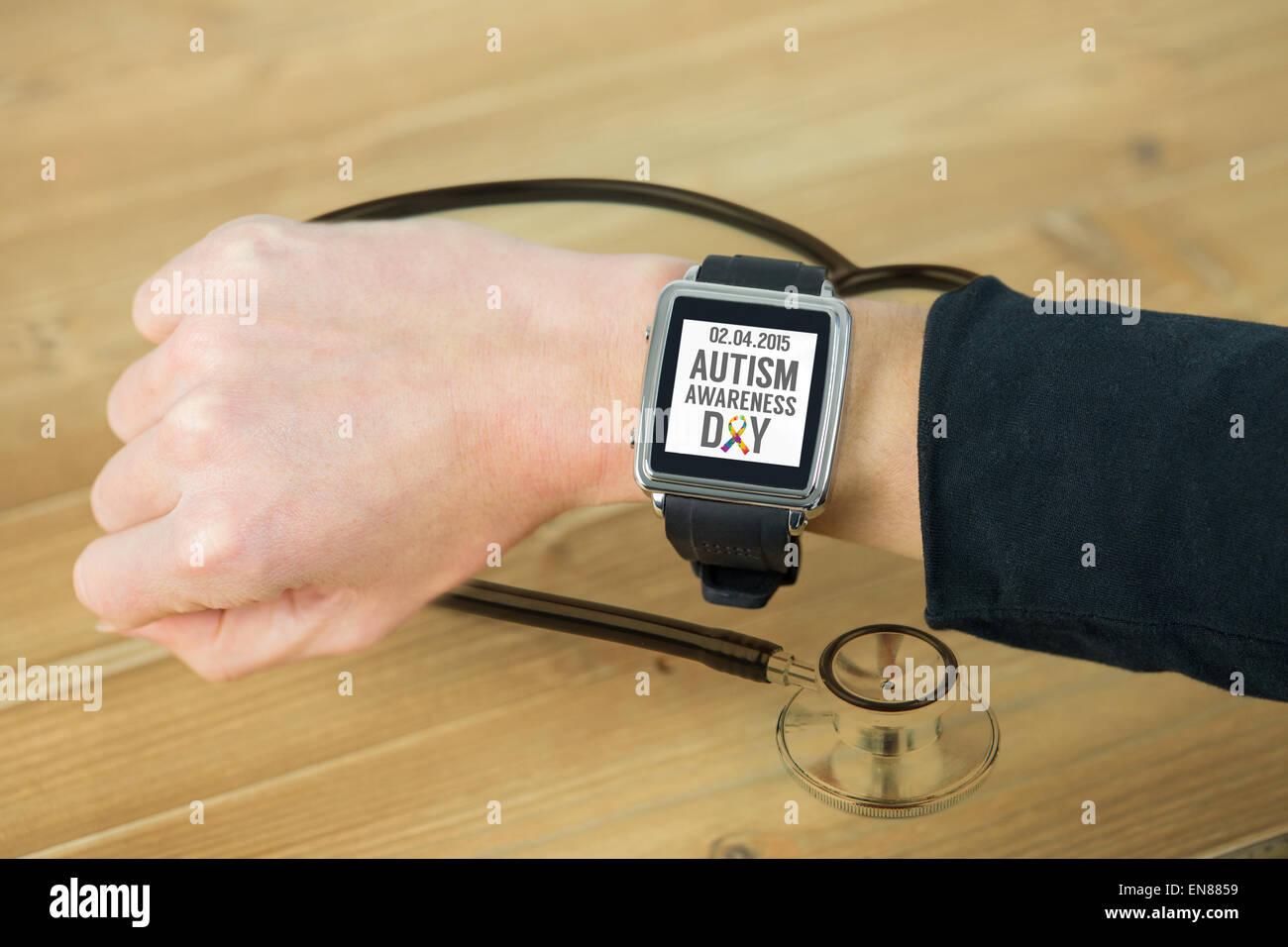 Imagen compuesta de la empresaria con Smart Watch en la muñeca Foto de stock