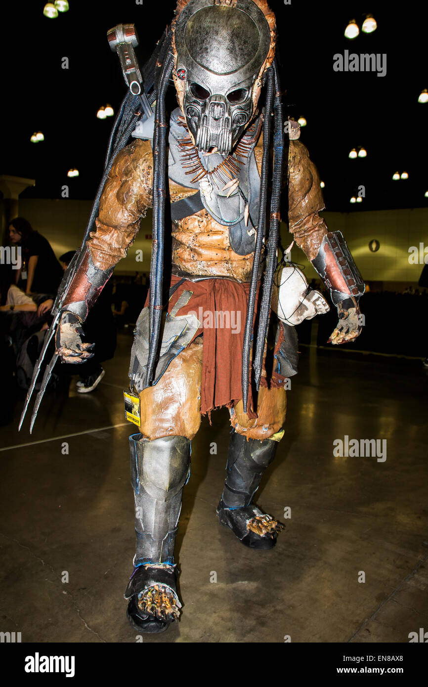 Un cosplayer viste un traje de depredador en la anual Stan Lee Comikaze  Expo en Los Ángeles, California Fotografía de stock - Alamy