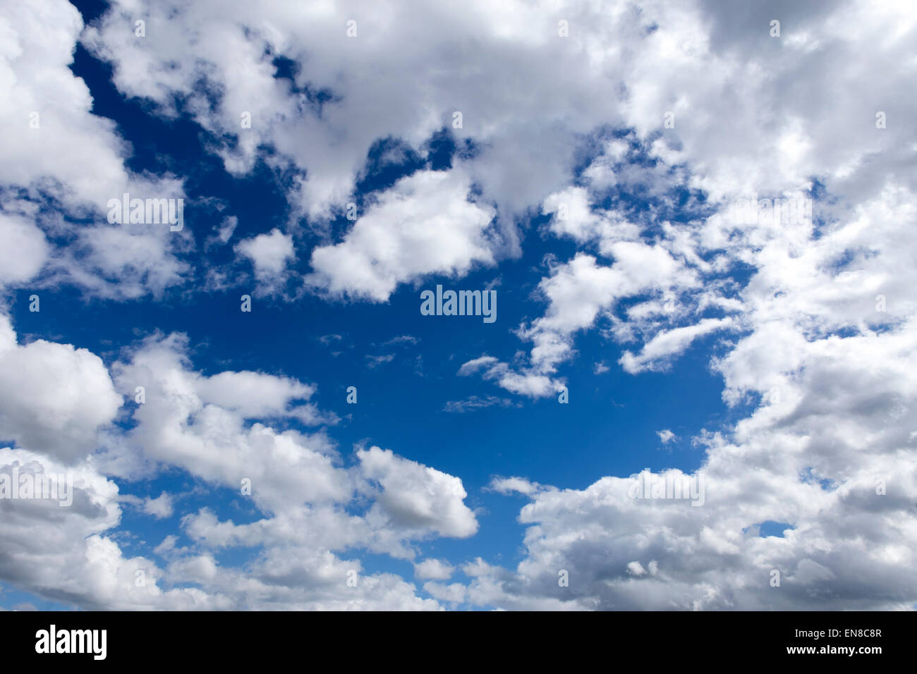 Las nubes blancas en un cielo azul profundo Foto de stock