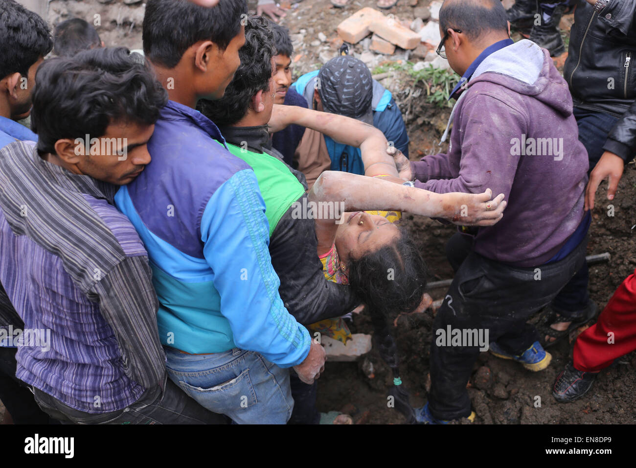 Katmandú, Nepal. 25 abr, 2015. Los trabajadores de rescate encontrar supervivientes. El número de muertes causadas por el terremoto de magnitud 7.8 en Nepal está en 3,726 y va en aumento. Miles de sobrevivientes han pasado una segunda noche sin abrigo. Además del temor provocado por numerosas réplicas, Gente acampando en espacios abiertos sufren una combinación de lluvia, hambre y sed. El gobierno dijo que unas 6.500 personas resultaron heridas en el terremoto que azotó el sábado. Crédito: Mukunda Bogati/Cable/ZUMA ZUMAPRESS.com/Alamy Live News Foto de stock