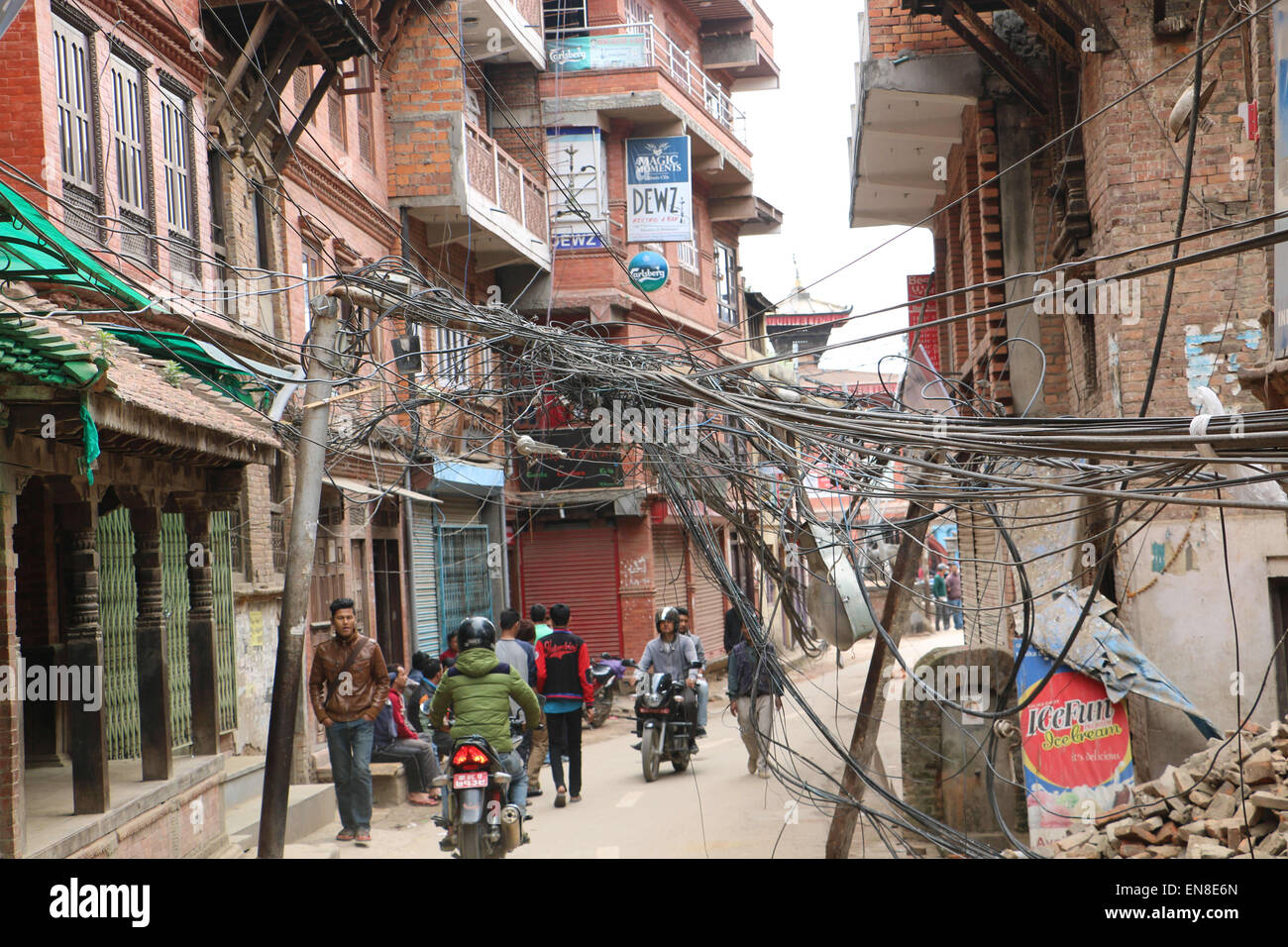 Katmandú, Nepal. 28 abr, 2015. Los cables eléctricos caídos. El número de muertes causadas por el terremoto de magnitud 7.8 en Nepal está en 3,726 y va en aumento. Miles de sobrevivientes han pasado una segunda noche sin abrigo. Además del temor provocado por numerosas réplicas, Gente acampando en espacios abiertos sufren una combinación de lluvia, hambre y sed. El gobierno dijo que unas 6.500 personas resultaron heridas en el terremoto que azotó el sábado. Crédito: Mukunda Bogati/Cable/ZUMA ZUMAPRESS.com/Alamy Live News Foto de stock