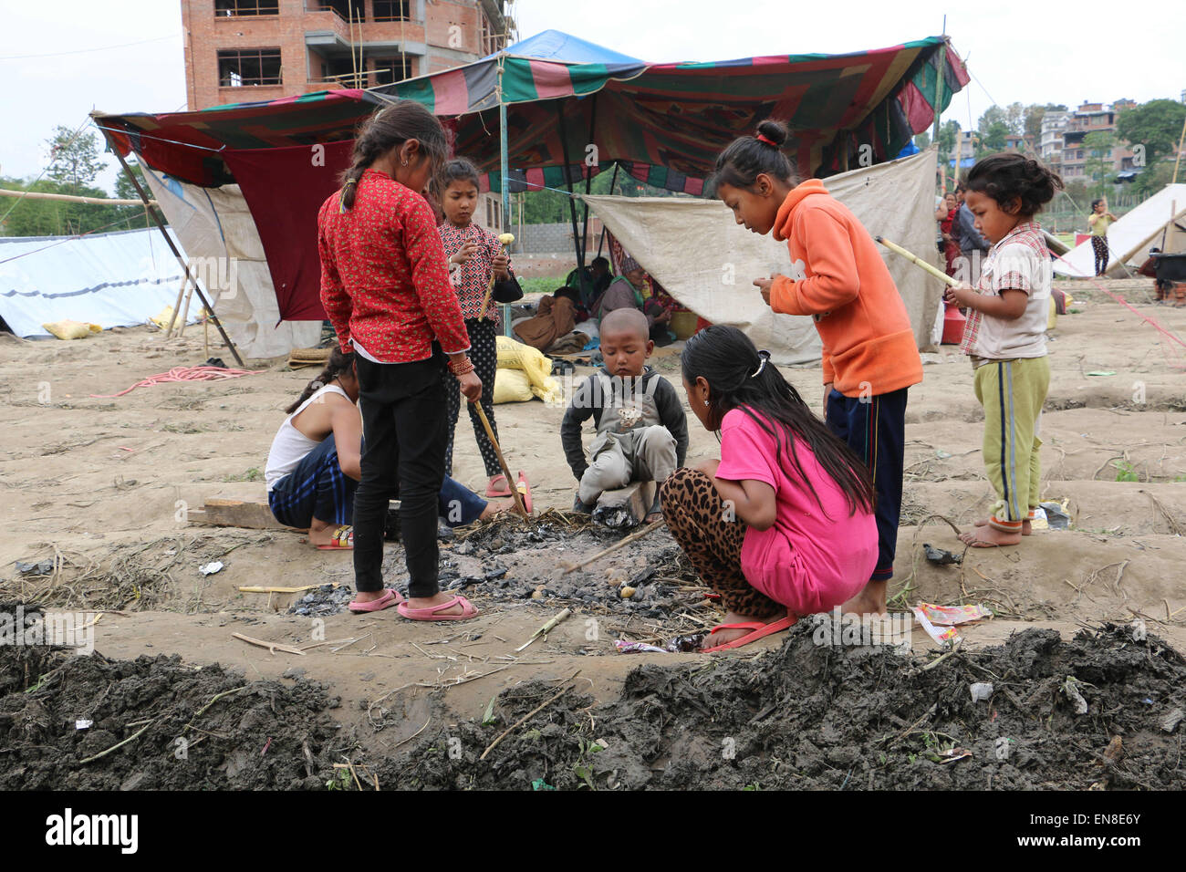 Katmandú, Nepal. 28 abr, 2015. Las familias sin hogar desplazadas estableció un campamento de cambio hacen fuera de Katmandú. El número de muertes causadas por el terremoto de magnitud 7.8 en Nepal está en 3,726 y va en aumento. Miles de sobrevivientes han pasado una segunda noche sin abrigo. Además del temor provocado por numerosas réplicas, Gente acampando en espacios abiertos sufren una combinación de lluvia, hambre y sed. El gobierno dijo que unas 6.500 personas resultaron heridas en el terremoto que azotó el sábado. Crédito: Mukunda Bogati/Cable/ZUMA ZUMAPRESS.com/Alamy Live News Foto de stock