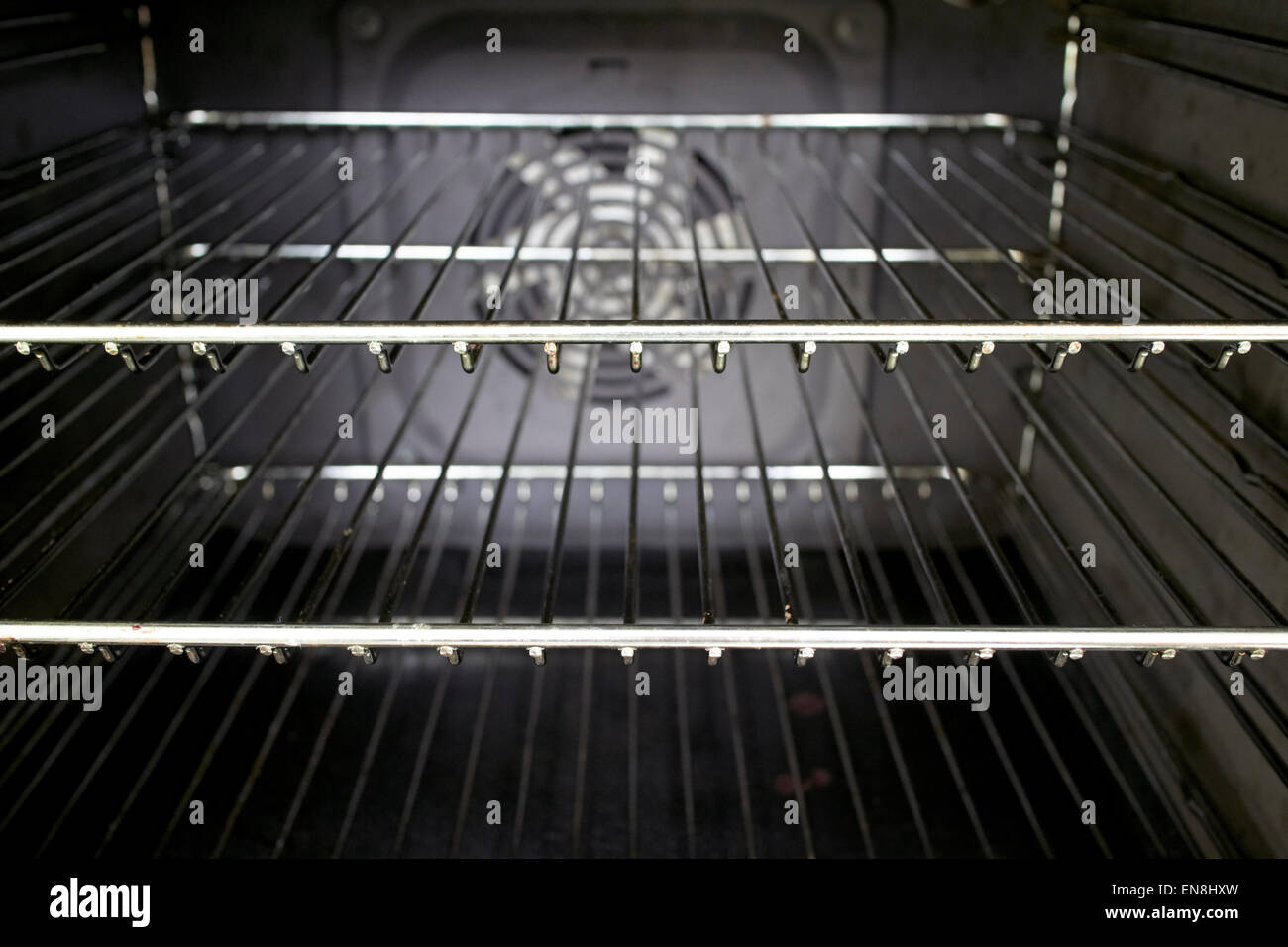 Interior de una casa cocina horno con estantes de rejilla de metal limpio Foto de stock