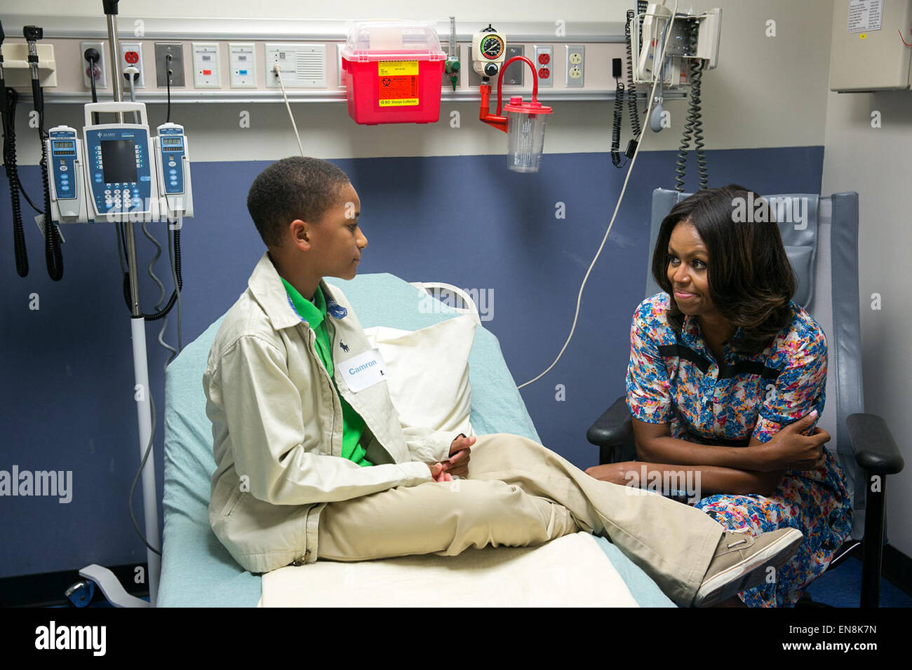 La Primera Dama Michelle Obama visitas con Camron Stevens en su habitación en el Hospital Infantil de Investigación "Saint Jude" en Memphis, Tennessee, el 17 de septiembre de 2014. Foto de stock