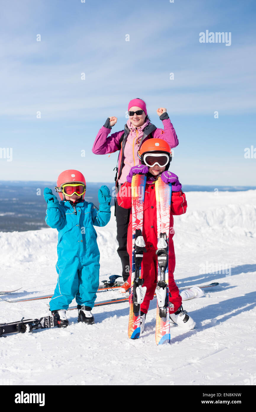 Pequeño niño en ropa de esquí, cascos y gafas, listo para ir a esquiar con  la caída de nieve Fotografía de stock - Alamy
