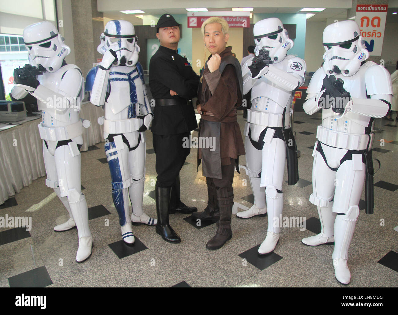 Bangkok, Tailandia. 29 abr, 2015. Tailandia fans de Star Wars disfraces  Sheev Palpatine (C) y Storm troopers (traje blanco) ( A L & R) es uno de  los personajes de la película