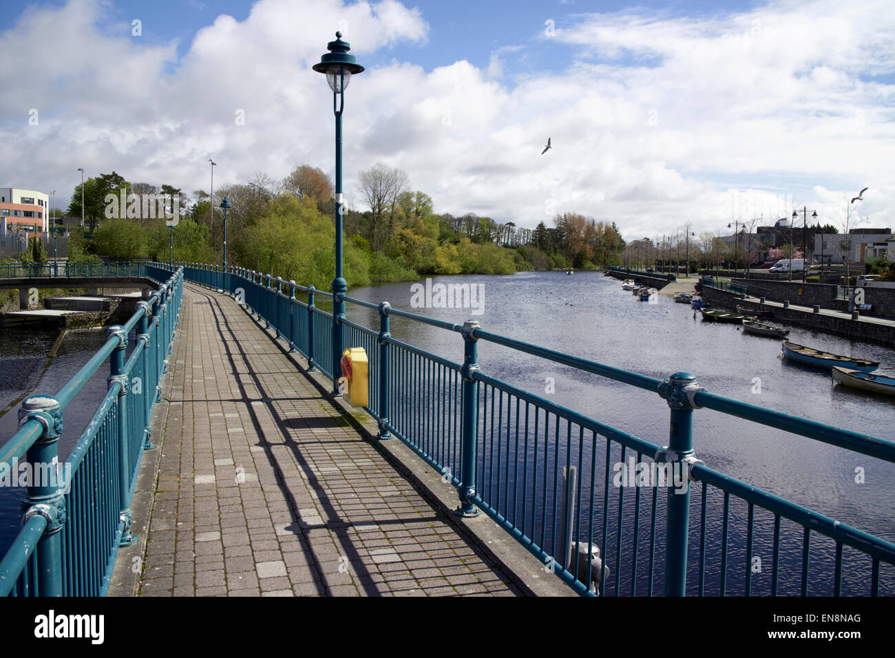 Puente peatonal sobre el río Garavogue ejecutando a través de Sligo, República de Irlanda Foto de stock