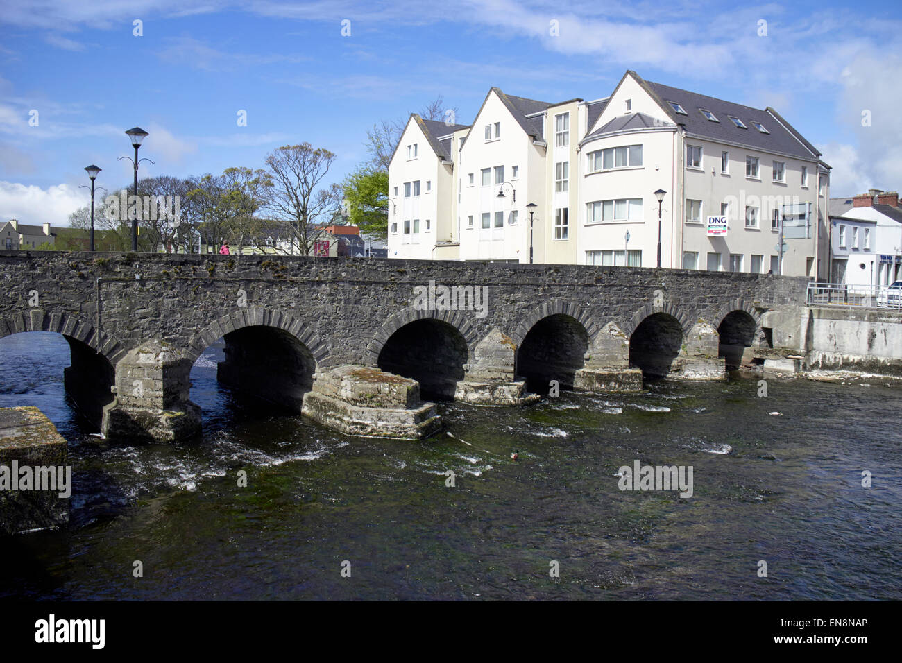El río Garavogue ejecutando a través de Sligo, y el arco de piedra de puente república de Irlanda Foto de stock
