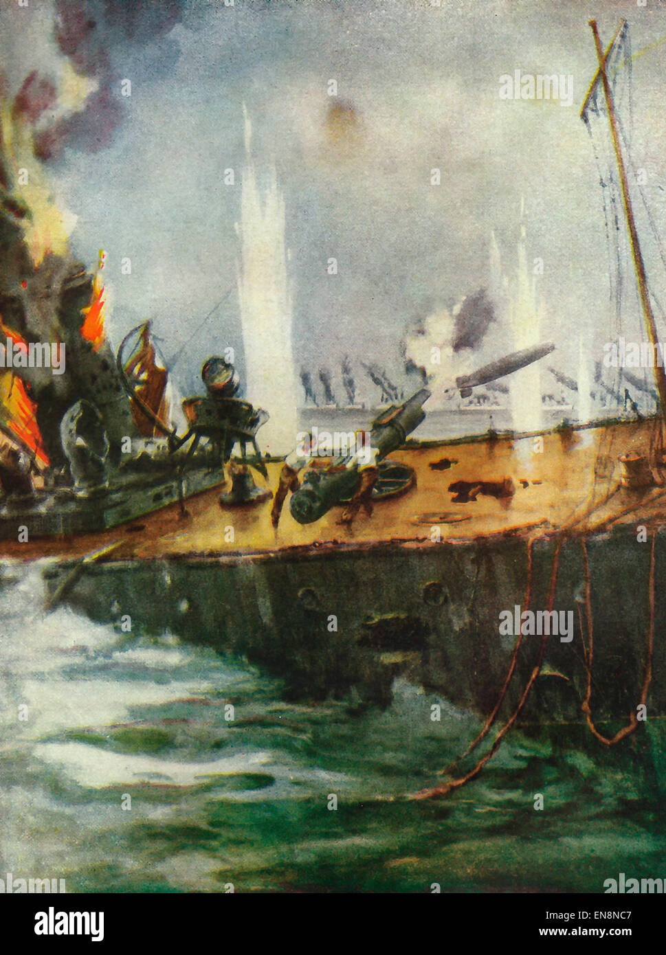 El Tiburón disparando su último torpedo en la Batalla de Jutlandia - 1916 Foto de stock