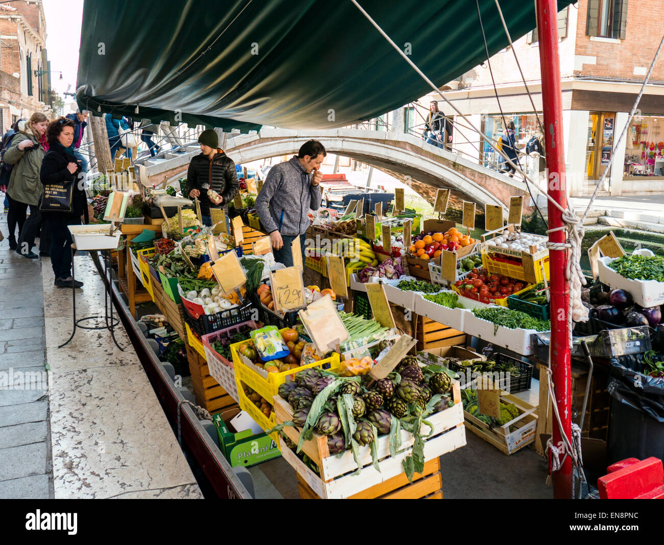 Muestra el proveedor de fruta fresca y verduras en el mercado barco, Venecia, Italia, Ciudad de canales Foto de stock