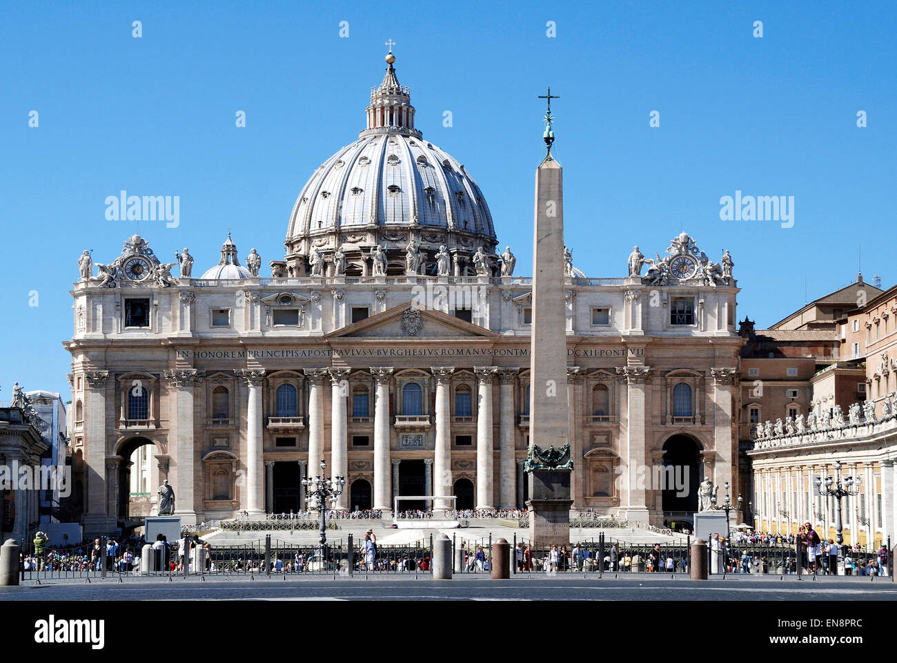 La plaza de San Pedro en frente de la Basílica de San Pedro en el Vaticano en Roma. Foto de stock