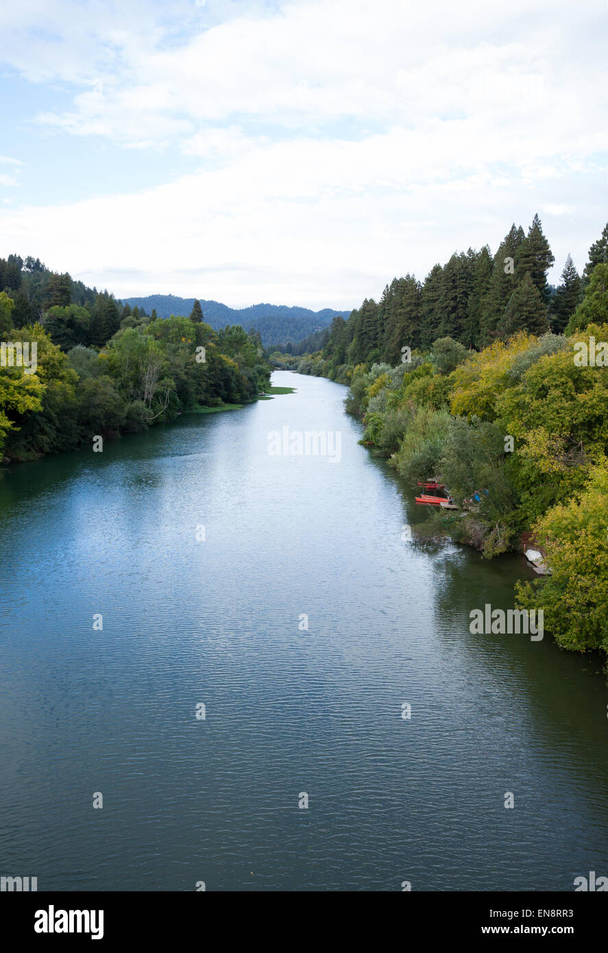 Una vista del río ruso Guernville cercano en el norte de California. Foto de stock