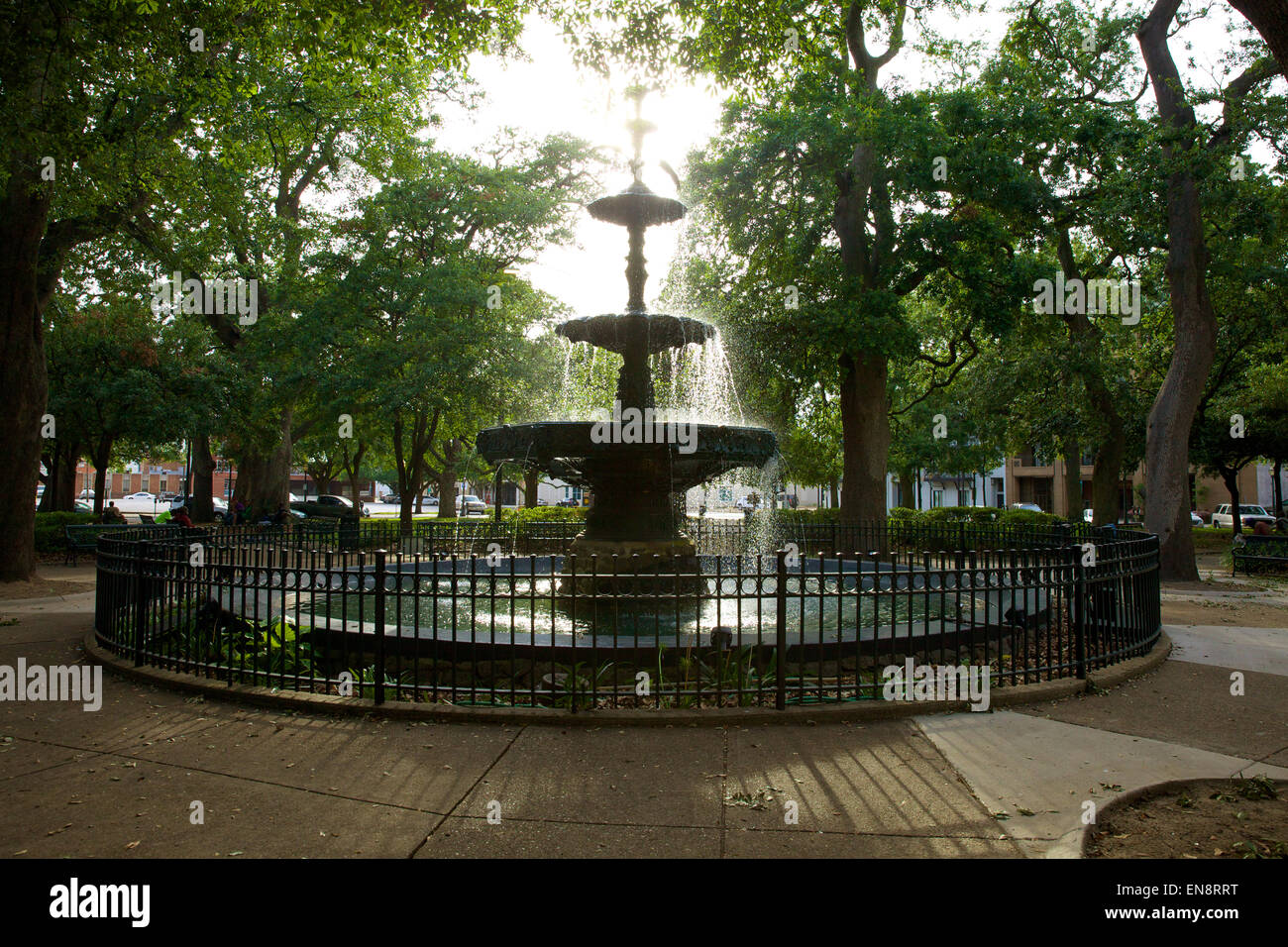 El agua que fluye de la fuente en el Bienville Square Park en el centro de la ciudad de Mobile, Alabama en el sol de la tarde. Foto de stock