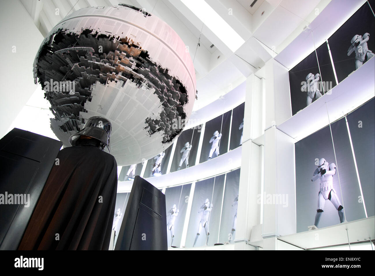 Tokio, Japón. 28 abr, 2015. Una estatua de tamaño real de Darth Vader en la pantalla en la entrada de la exposición Visión de Star Wars en la ciudad de Tokio Galería Sky en Roppongi Hills, el 28 de abril de 2015, en Tokio, Japón. La exposición está dividida en seis áreas temáticas, ubicados en diferentes salones, y los visitantes pueden ver los modelos de las naves de batalla, estatuas en tamaño natural de los principales personajes y armas Jedi de las películas. La exposición también presenta 60 piezas de arte y 100 movie props. Se abrirá al público a partir del 29 de abril al 28 de junio. Crédito: Aflo Co., Ltd./Alamy Live News Foto de stock