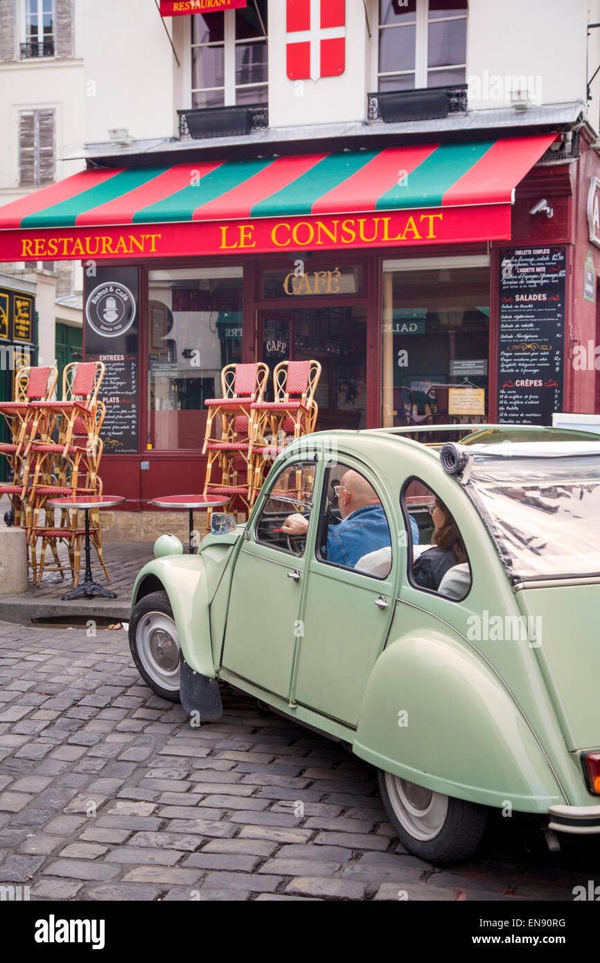 Deux Chevaux - viejo Citroen coche en Montmartre, Paris, Francia Foto de stock
