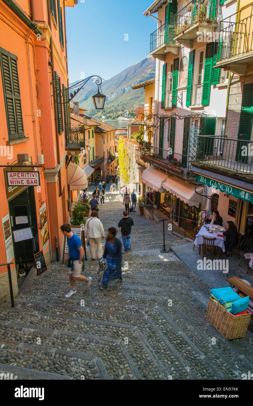 Empinadas calles adoquinadas en Bellagio, Lago de Como, en Lombardía, Italia Foto de stock