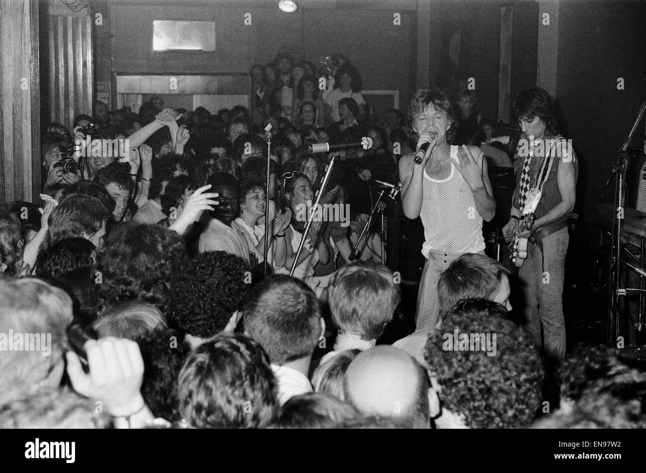 Mick Jagger y Ronnie Wood en Londres 100 Club donde los Rolling Stones tocaron una sorpresa low key gig para invitar a los fans antes de su gira europea. El 31 de mayo de 1982. Foto de stock