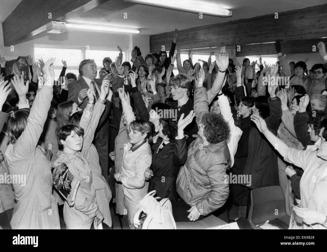 La votación es unánime ... y más de 200 mujeres continúan su plantón en ropa informal, Lee Larkfield Estate, Greenock, Escocia, 9 de febrero de 1981. Las mujeres, y de sus colegas masculinos, comenzó la sentada la semana pasada después de que sus jefes Americanos dijo que el fa Foto de stock