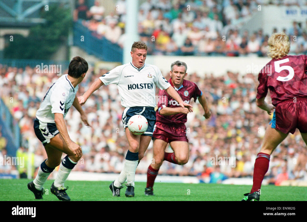 División de la Liga inglesa un partido en White Hart Lane el Tottenham  Hostpur 3 v Manchester City 1. Paul Gascoigne de Espuelas con el balón  vigilado por Peter Reid de ciudad.