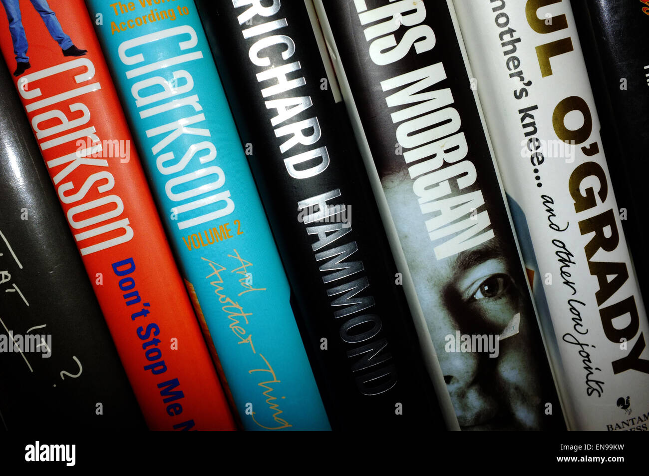 Una selección de la celebridad de autobiografías en incluidos libros por Piers Morgan y Jeremy Clarkson en pantalla galés en un B&B. Foto de stock