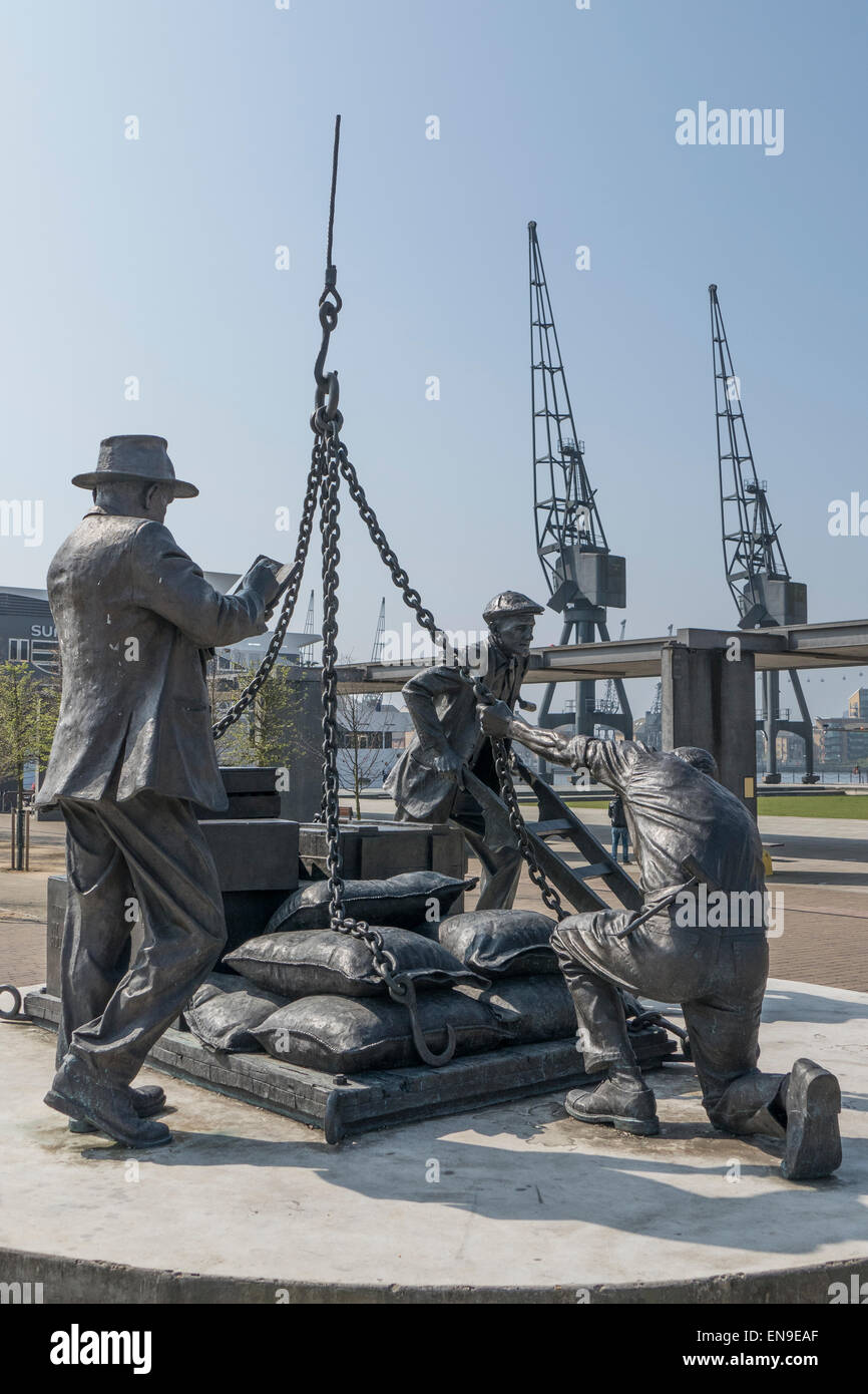 Inglaterra, Londres, Victoria Dock, "desembarcado" escultura fuera de Excel Centre Foto de stock