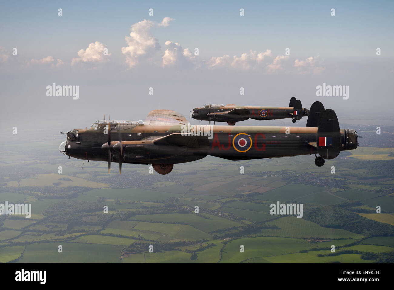 Dos bombarderos Lancaster especialmente adaptados, tipo 464 (aprovisionamiento), con bombas, como rebotando volado por el 617 Escuadrón, el Dambusters. Foto de stock