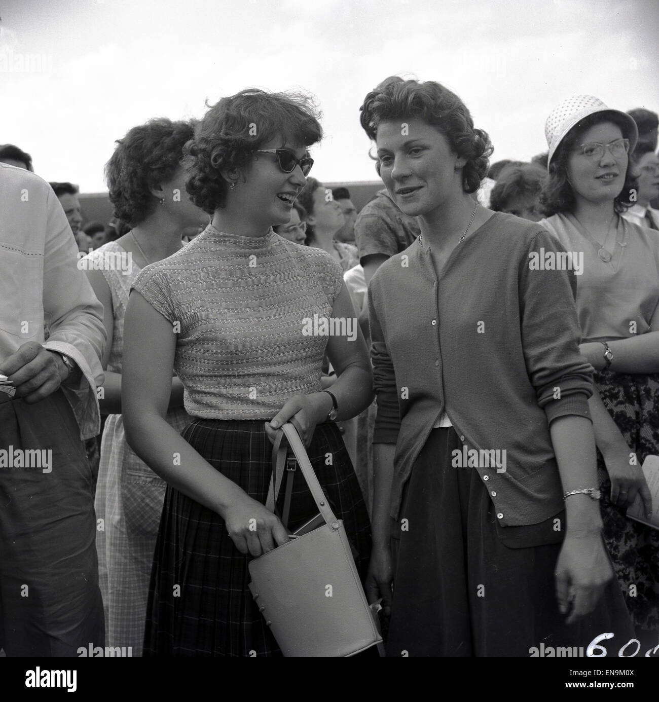 Dos mujeres jóvenes en moderno estilo retro-vintage trajes para compras de  más Fotografía de stock - Alamy
