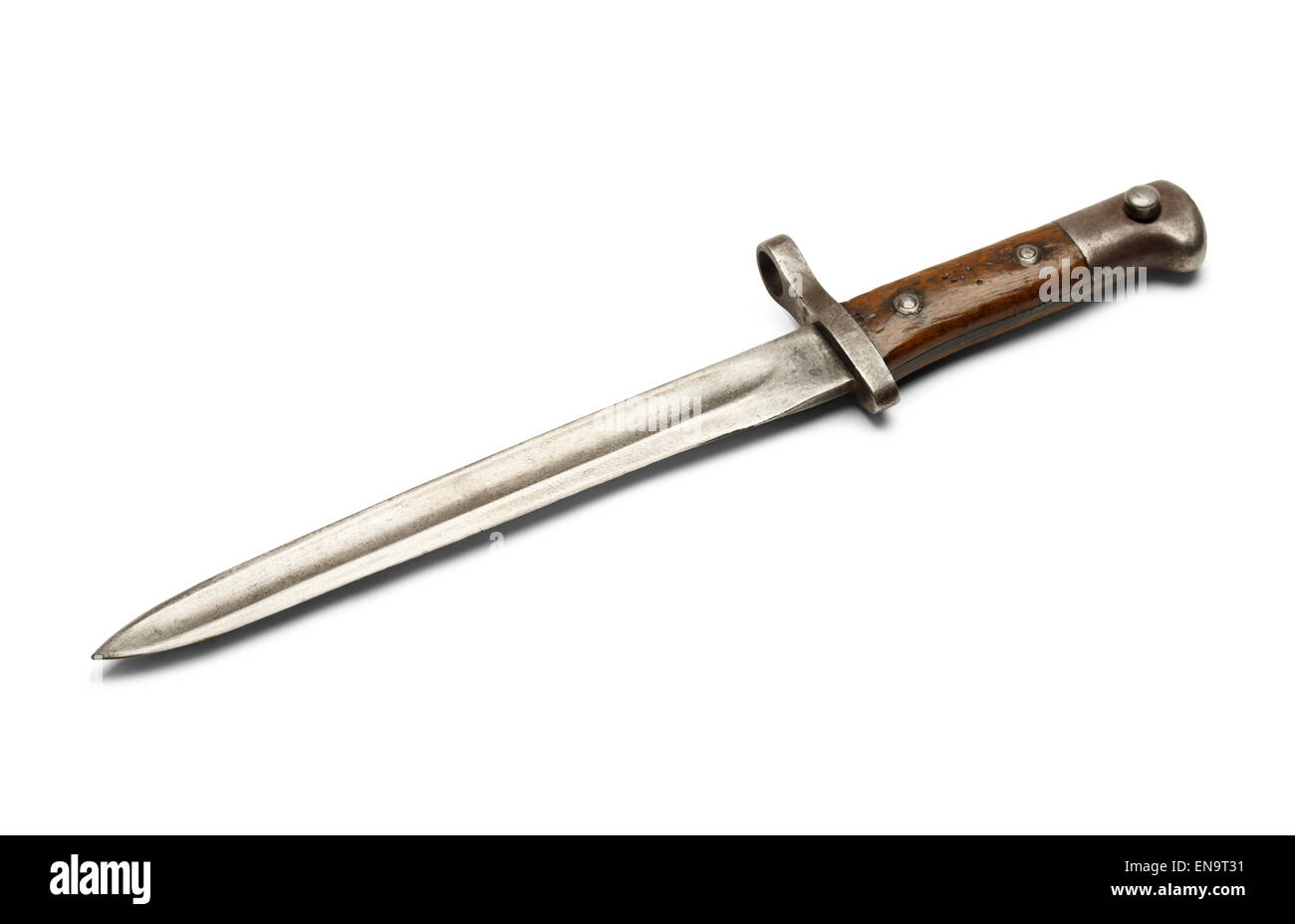 Edad Antigua Guerra Mundial cuchillo bayoneta aislado sobre fondo blanco. Foto de stock