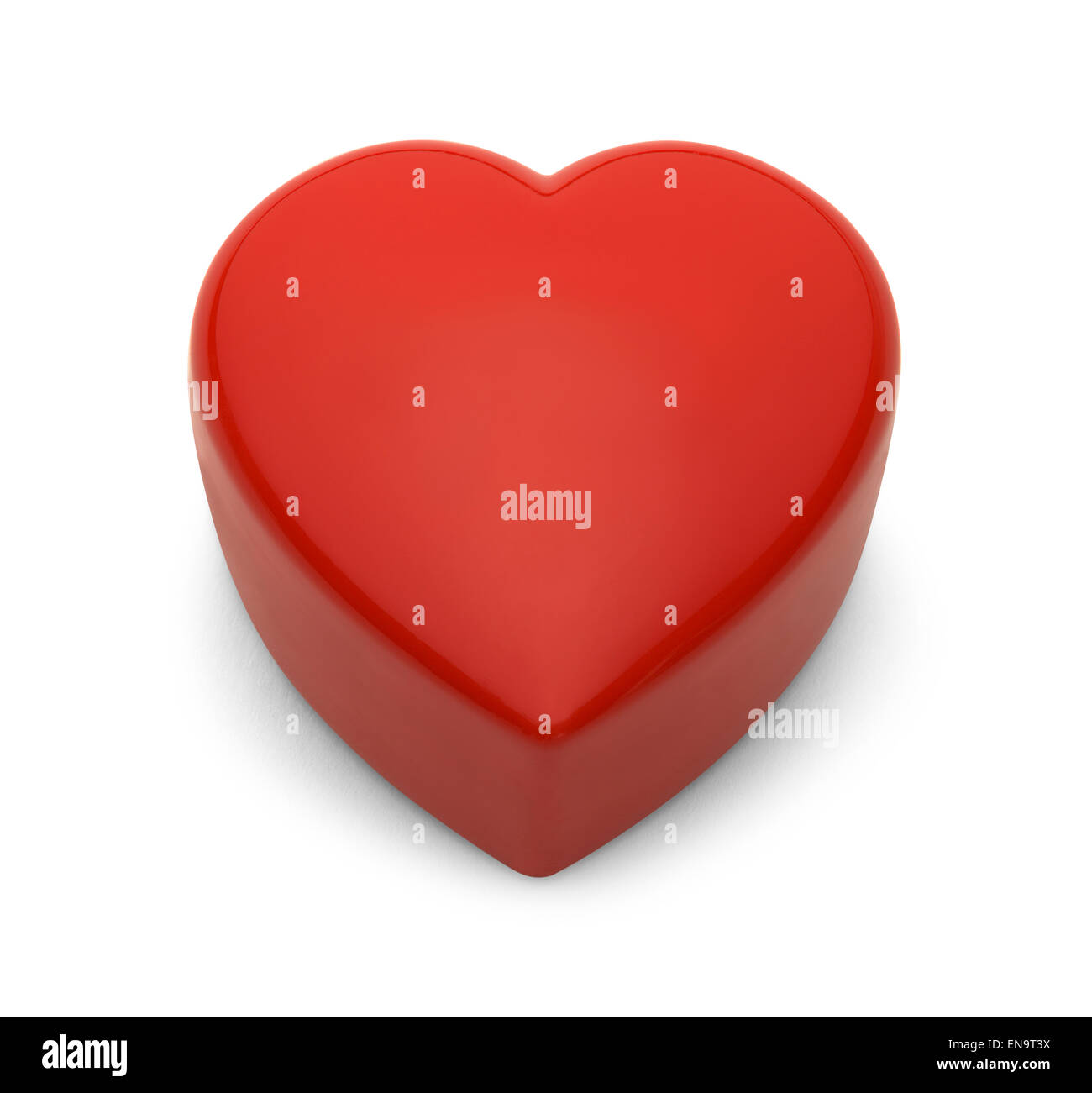 Corazón de plástico rojo con copia espacio aislado sobre fondo blanco. Foto de stock