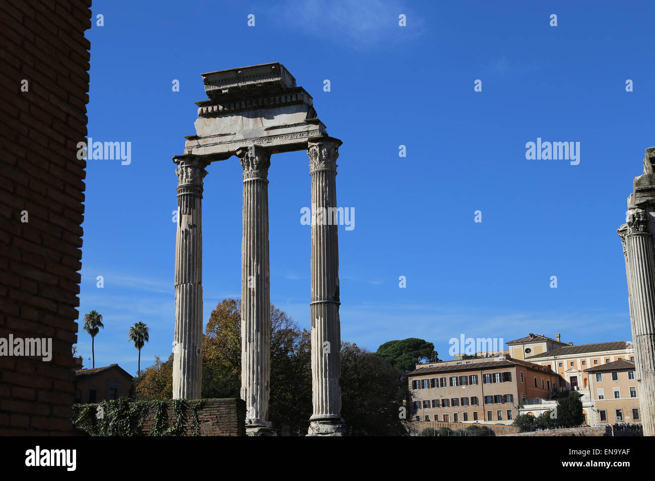 Italia. Roma. Foro Romano. Templo de Cástor y Pólux. Vista de las tres columnas. Foto de stock