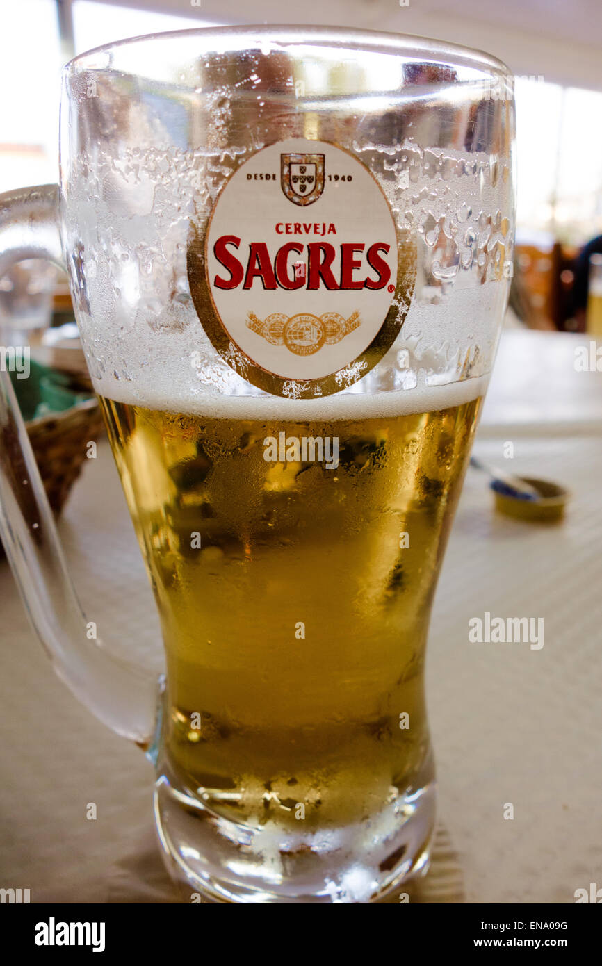 La mitad borracho vaso de cerveza Sagres, una cerveza portuguesa Fotografía  de stock - Alamy