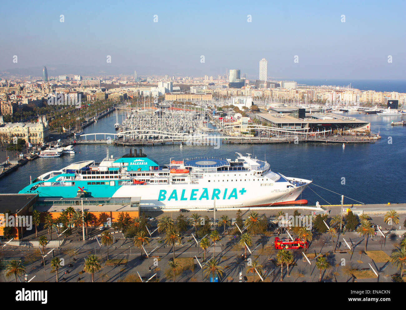 Balearia buque en el puerto de Barcelona, España Fotografía de stock - Alamy
