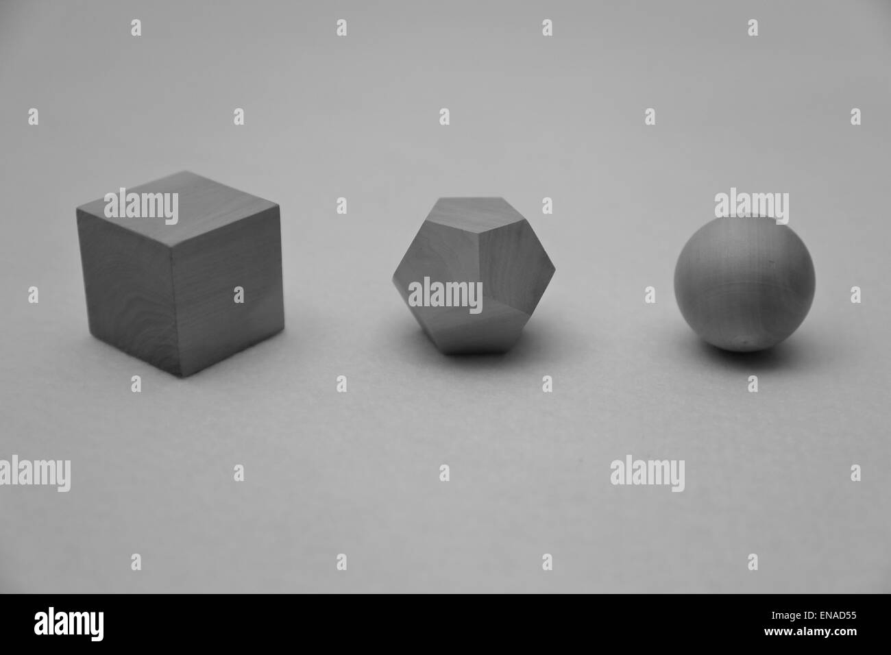 Un cubo, un dodecaedro y una esfera. Foto de stock