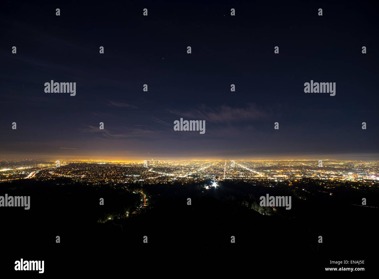 Vista del horizonte de Los Ángeles por la noche, desde el Parque Griffith Foto de stock