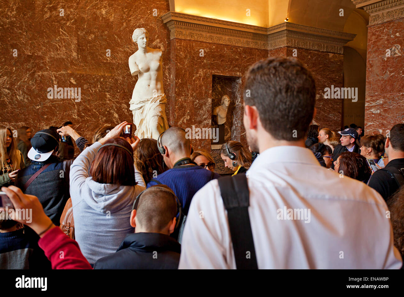 Los turistas que acuden en torno a la diosa del amor, Venus de Milo, tallada alrededor de 130 A.C. Foto de stock