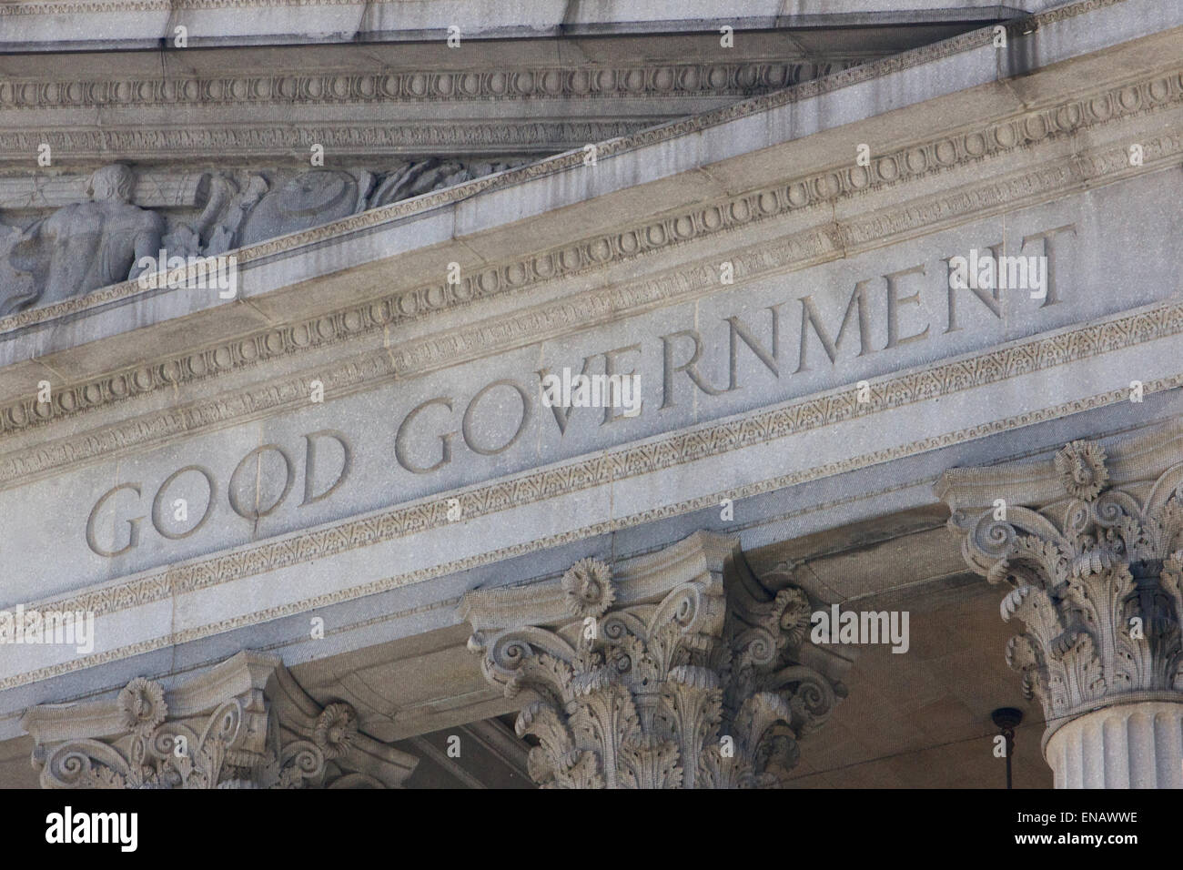 Las palabras 'buen gobierno' en una fachada neoclásica. Foto de stock