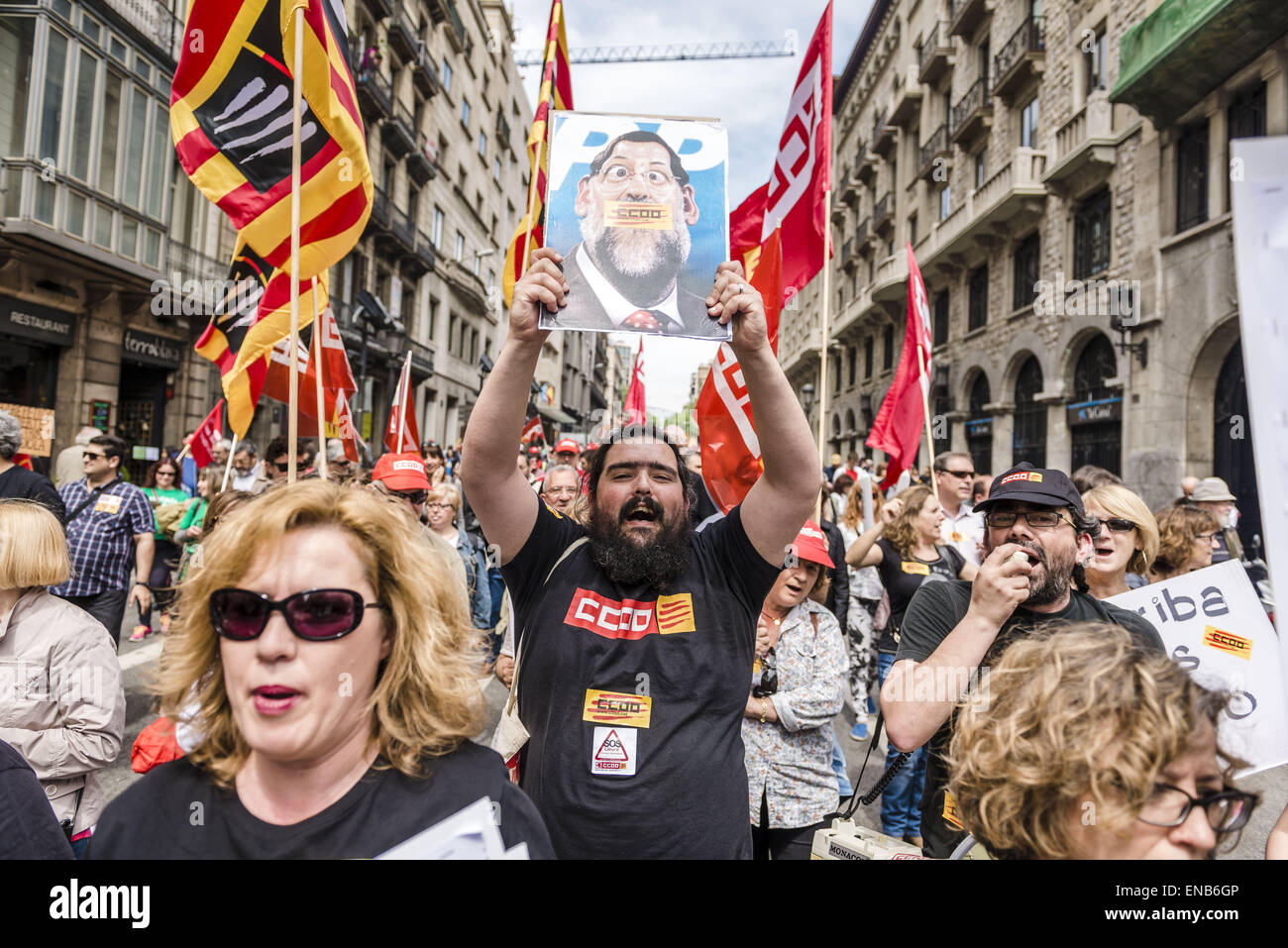 Barcelona, España. El 1 de mayo de 2015. Los manifestantes protestan austeridad económica durante una jornada laboral manifestación en Barcelona. © Matthias Oesterle/Cable/ZUMA ZUMAPRESS.com/Alamy Live News Foto de stock