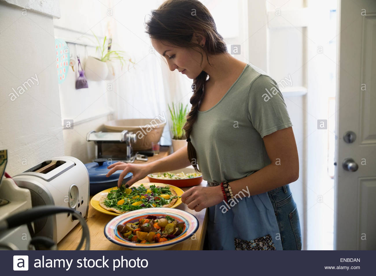 Mujer cociendo en la cocina Foto de stock