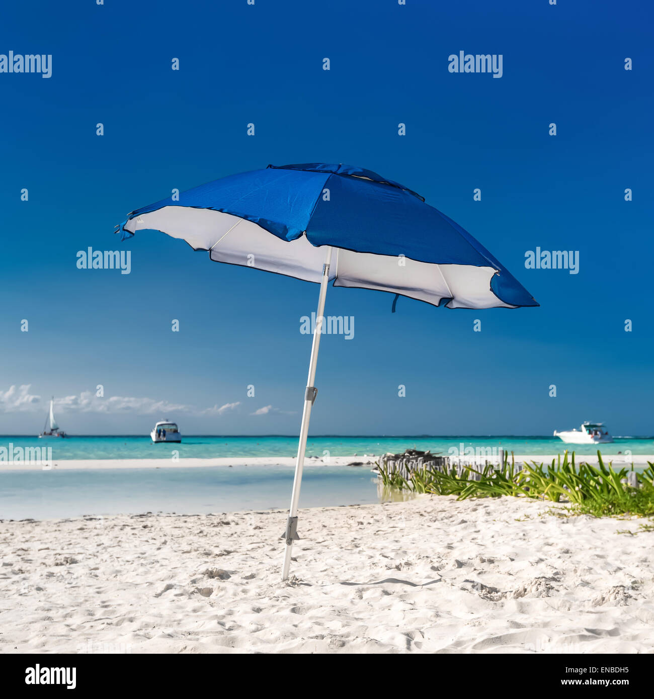 Sombrilla en la playa del Caribe, Cancún, México Fotografía de stock - Alamy